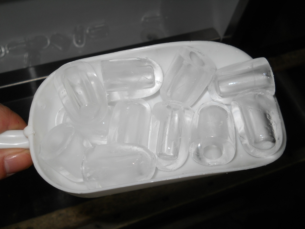 Eiswürfelmaschine PREMIK | 26kg/24h | 20g pro Eiswürfel | HxBxT 65,5x42x52,8cm | Edelstahl